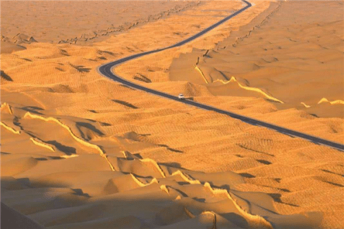 中国十大最美天路（塔克拉玛干沙漠公路路边全是沙漠）