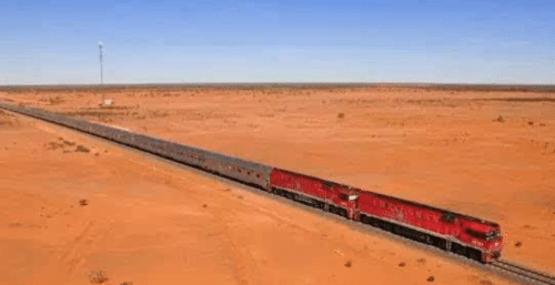 世界上最长的火车（共有八个车头682节车厢(长7353米)）