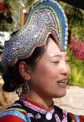 彝族服饰，彝族的“鸡冠帽”的来历