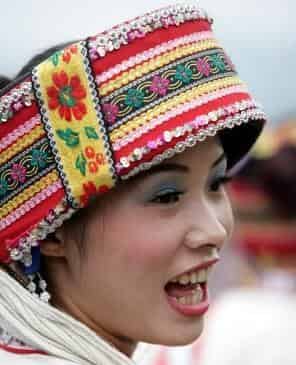 彝族服饰的花包头是什么，擦尔瓦是什么