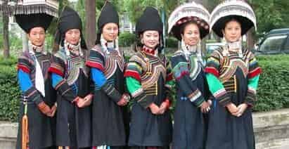 彝族服饰，彝族服饰讲究的是款式的变化多姿