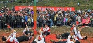在跳坡节上苗族人有哪些习俗和好玩的过程
