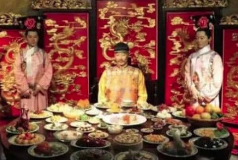 皇帝请丞相吃饭却不给筷子，背后有啥原因？
