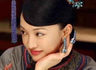 在清朝时期，后宫妃嫔总是会带着一副护指是做什么的？